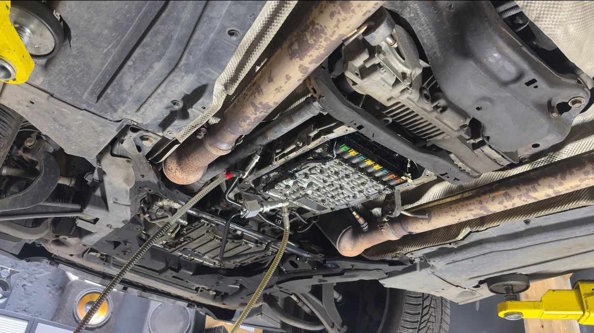 Výměna oleje v automatické převodovce – proč ji neodkládat a co tím skutečně chráníte